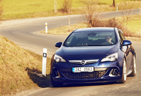 Opel Astra OPC 2,0 Turbo – nezkrotná potvora