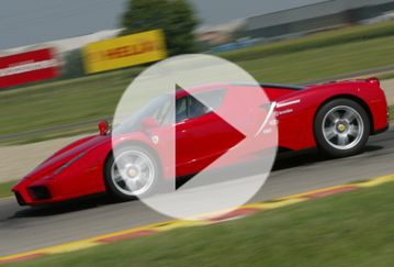 Ferrari Enzo a 430 Scuderia na trati – na plný plyn